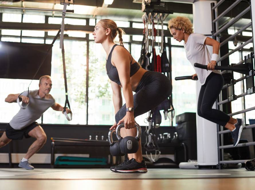 menschen beim functional training